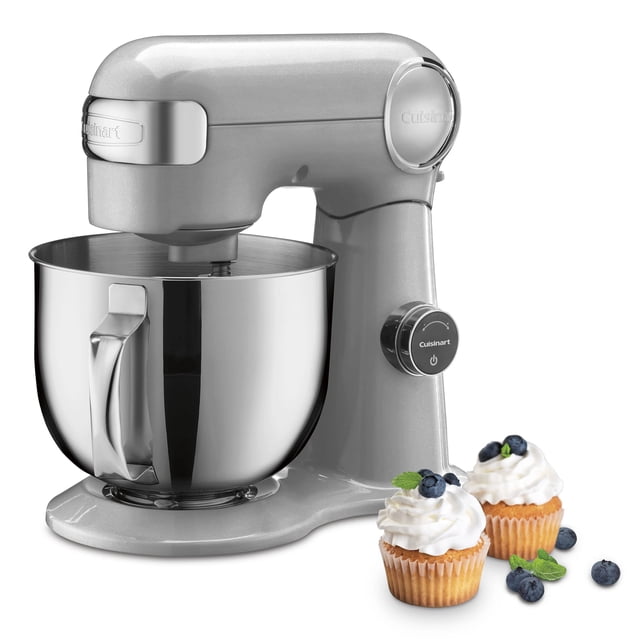 batidora de pie cuisinart smd-50bc precision pro 5.5 qt silver vista frontal con tazón de acero inoxidable pulido de 5.5 cuartos y asa auxiliar, perilla digital LED en el lateral, base estable y acoplamiento para accesorios; dos cupcakes con merengue y arándanos en primer plano, ideal para mezclar masas y cremas y también usada para preparar coberturas y merengues.