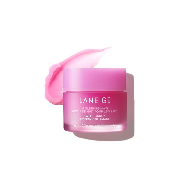 laneige lip sleeping mask caramelo (mascarilla de noche para labios) tarro rosa degradado Sweet Candy, vista frontal centrada con cremosa textura rosada extendida detrás; mascarilla nocturna hidratante con ácido hialurónico y antioxidantes, envase de 20 g, se aplica antes del labial y es ideal para acondicionar labios secos.