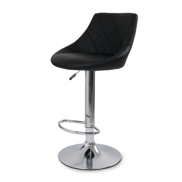 silla de bar para barra de cocina con respaldo y reposapies de altura ajustable banco giratorio para bar con asiento acolchado diseño elegante negro Silla de bar negra, vista 3/4 frontal; asiento acolchonado en forro de poliuretano con patrón de costuras en rombos y respaldo curvado, columna y base cromadas (base circular Ø 38 cm) con elevador hidráulico y palanca para ajuste de altura, reposapiés oval integrado, giro 360° y capacidad 150 kg; frecuentemente usada también como asiento alto para estaciones de trabajo informales.