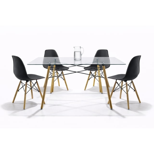 set de 4 sillas y comedor mundo in sillas jm-1618 oslo negro y comedor rectangular. Vista frontal centrada de mesa rectangular con cubierta de cristal transparente y herrajes metálicos visibles, acompañada de cuatro sillas Oslo JM-1618 negras con asiento moldeado y patas de madera clara con refuerzos metálicos en X; una jarra de vidrio en el centro sobre fondo blanco que realza amplitud visual y facilidad de limpieza.
