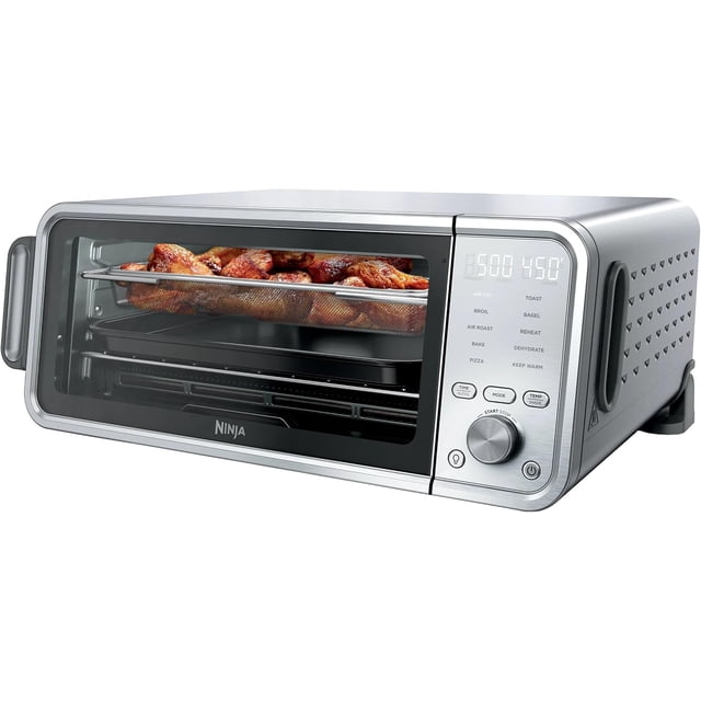 horno tostador digital freidora de aire ninja 10 en 1 reacondicionado vista frontal de horno plateado Flip-Away con puerta de cristal y bandeja para asar con alitas doradas, panel digital y perilla a la derecha, diseño abatible que ahorra espacio y controles para 10 funciones como freír con aire, hornear, asar y recalentar; también apto para recalentar porciones pequeñas.