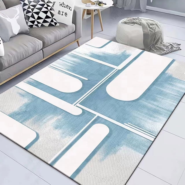 la alfombra de la sala de estar es geométricamente buena para uso doméstico. alfombra rectangular multicolor #3 con patrón geométrico de campos azul aguamarina difuminado y bloques blancos alargados, vista en 3/4 sobre piso claro junto a sofá gris, cojines estampados y puff; textura tejida plana, adecuada para sala o dormitorio y uso como tapete junto a mesita de noche.