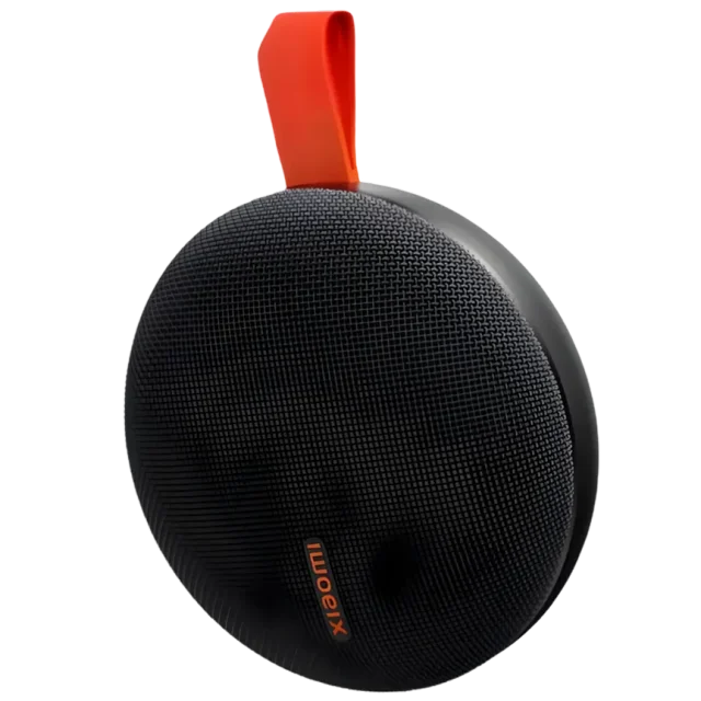 bocina bluetooth xiaomi essential - negro altavoz portátil redondo de 200 g con malla textil negra y asa colgante naranja; vista frontal en ángulo que muestra la rejilla y el logo Xiaomi, compatible con Bluetooth 5.0 y TWS, puerto USB-C y certificación IP66; también adecuada para usar como altavoz para PC vía USB-C.