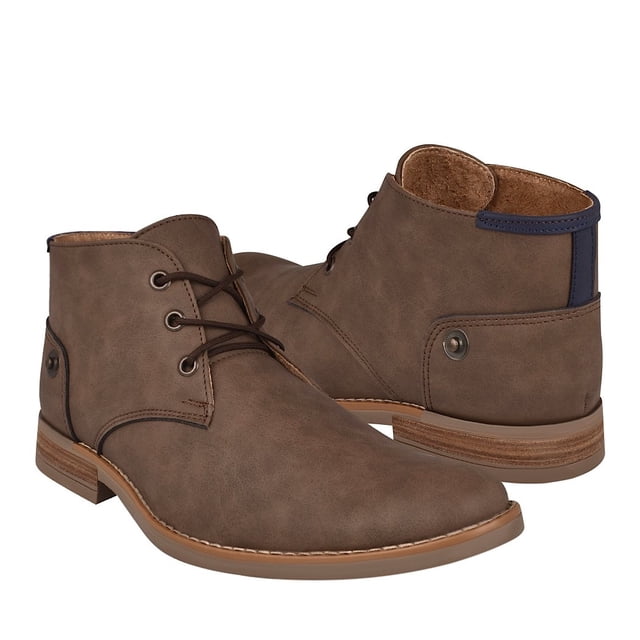 botas casuales para caballero stylo 915 ferrero, par de botas café en simipiel con cordones y ojales metálicos, vista 3/4 frontal y trasera que muestra costuras decorativas, suela clara de doble capa y detalle azul en el talón. Recomendadas para combinaciones casuales; también son adecuadas para salidas urbanas.