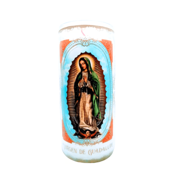 veladora big virgen de guadalupe big vela doble mecha vaso de vidrio aroma a coco Veladora de vidrio transparente de la marca Big Vela con imagen frontal de la Virgen de Guadalupe en marco ovalado azul y fondo naranja, doble mecha visible y aroma a coco, adecuada para altares o espacios de contemplación.
