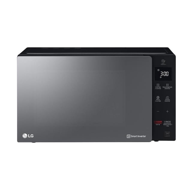 horno de microondas lg 1.5 pies cúbicos negro vista frontal centrada con puerta reflectante tipo espejo, panel táctil vertical derecho con pantalla digital y botones, logo LG y distintivo Smart Inverter visibles; interior con anillo giratorio hexagonal y lámpara LED para mejor visibilidad; ideal para calentar y descongelar, y suele usarse también para recalentar recipientes pequeños en viajes cortos.
