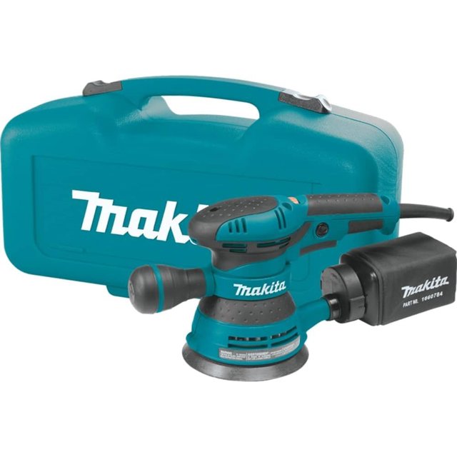 lijadora de órbitas aleatorias makita bo5041k 5 3,0 a 4000-12000 opm 3/4 frontal de la lijadora orbital Makita BO5041K de 5" con empuñadura de goma, cuerpo turquesa con logo Makita, bolsa recolectora de polvo y maletín rígido al fondo; dial de control de velocidad visible. Suele usarse también para retoques finos en carpintería.