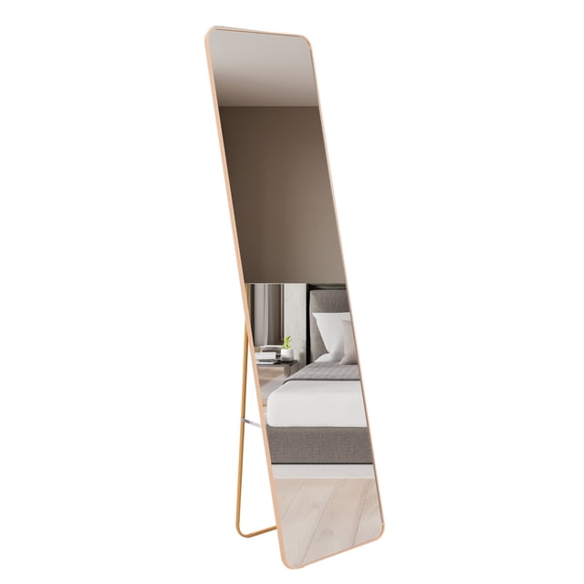 espejo cuerpo completo grande onof marco rectangular moderno Dorado: vista 3/4 frontal apoyado en soporte abatible; marco de acero dorado delgado con esquinas redondeadas, vidrio de alta nitidez que refleja una recámara con cama y piso de madera; medidas 146.5 x 36 cm y mecanismo abisagrado visible que asegura firmeza. Versátil para recámaras, vestidores o boutiques; también suele usarse como espejo de maquillaje por su perfil compacto.