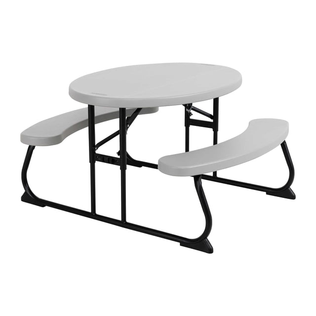 mesa infantil ovalada tipo picnic lifetime gris, mesa para niños con dos bancos integrados, vista frontal en 3/4; superficie de plástico texturizado, estructura tubular negra con patas plegables y tapas de pie antideslizantes. Recomendado para edades de 3 a 8 años; también usada a menudo para manualidades y actividades en interiores.