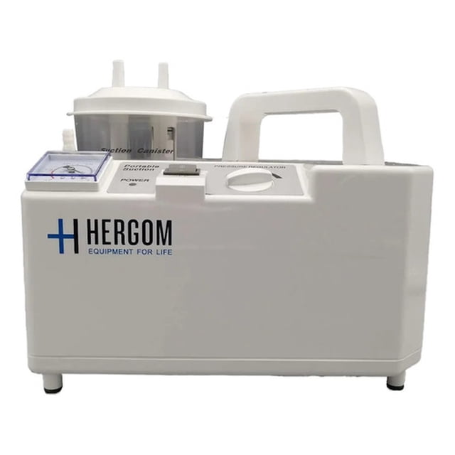 aspirador portátil flemas secreciones recargable 7e-d hergom Aspirador portátil blanco Hergom, vista frontal centrada con asa superior, gabinete rectangular de PVC, frasco colector transparente de 1000 ml en la parte posterior, panel superior con dial de presión y control de regulación, puerto para manguera de silicón de 2 m y válvula de seguridad visible; diseñado para uso de cuidados en el hogar con alimentación por AC o batería recargable.