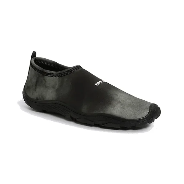zapatos acuaticos aquashoes calzado acuatico tenis playa agua dama caballero niños niñas svago tiedye Negro de secado rápido y suela antideslizante — Vista 3/4 frontal de un aqua shoe Svago negro, perfil bajo con empeine liso tipo neopreno, borde elástico en el tobillo, tirador trasero y suela de goma texturizada. Frecuentemente usado en playa y piscina; también suele emplearse para actividades acuáticas infantiles.