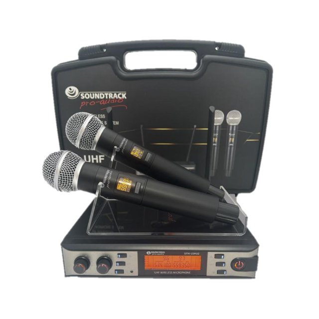 micrófono inalámbrico stw-23hu2 soundtrack xlr, cardioide, dinámico sistema UHF de 2 canales con dos micrófonos de mano negros; vista frontal centrada de la unidad receptora con pantalla LCD naranja, controles de volumen, perillas, salidas XLR y 1/4 visibles y maleta de plástico al fondo. Rango ~200 pies, ideal para dúos vocales o conferencias; también suele emplearse para eventos portátiles.