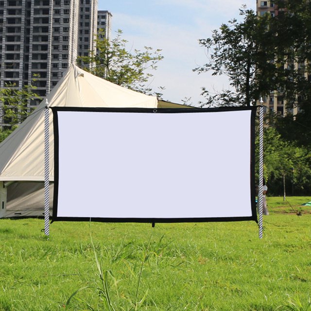 pantalla proyector de 130 pulgadas plegable 16:9 - vista frontal de pantalla rectangular blanca con borde negro montada entre postes sobre césped, tejido de poliéster liso y antiarrugas, plegable y portátil con bolsa de transporte, ideal para cine en casa, presentaciones o noches de cine al aire libre.