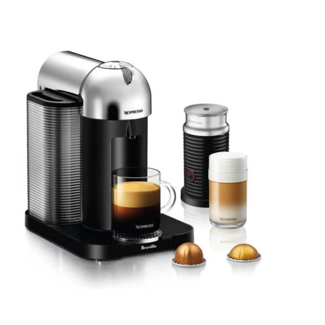 nespresso bnv250cro1buc1 vertuo cafetera y espresso, cromo cafetera Vertuo en cromo y negro, vista frontal 3/4 con depósito de agua texturizado trasero, base con rejilla para taza y taza de vidrio con espresso y crema visible; Aeroccino3 espumador cilindrico negro y plata y vaso con leche espumada al lado, dos cápsulas Vertuo doradas en primer plano y set de bienvenida de cápsulas incluido; según especificaciones prepara de 1,35 oz a 7,7 oz con tecnología Centrifusion y funciona con un solo botón; también suele usarse para preparar bebidas de café espumadas y llevar por viaje corto.