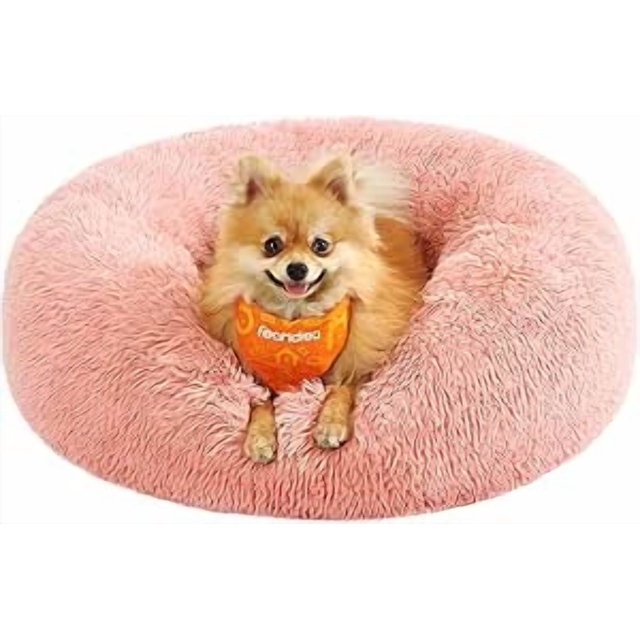 feandrea cama de perros, cama para mascotas, diámetro de 60 cm, cojín central extraíble y lavable, alfombra de felpa, rosa — vista frontal centrada de cama redonda rosa 60 x 20 cm con borde elevado y cojín central desmontable; felpa de pelo largo y relleno de PP abultado; base con puntos antideslizantes; fondo blanco con perro pequeño en el hueco. Apta para gatos y perros pequeños; también usada para acurrucar juguetes en viajes.