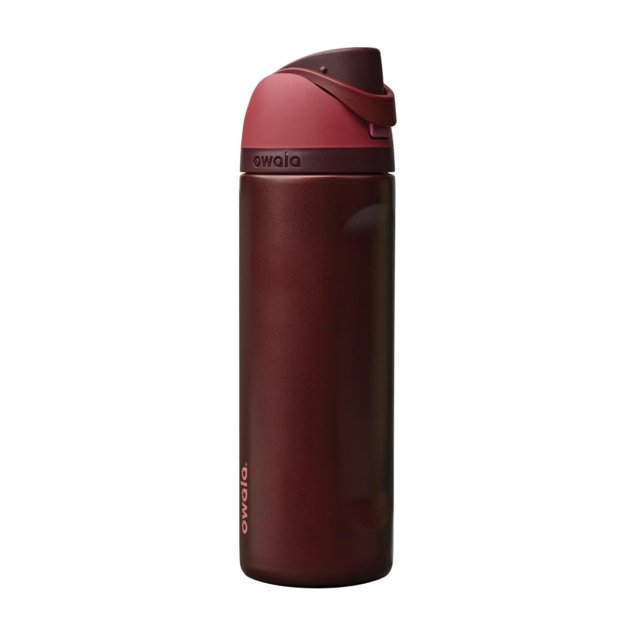botella de agua owala freesip de acero inoxidable con aislamiento de 700 ml — vista frontal centrada de botella deportiva de 24 onzas color cereza negra con acabado mate, cuerpo cilíndrico de doble pared, tapa con boquilla FreeSip y botón, trabilla de transporte integrada y base apta para portavasos; también suele usarse para llevar bebidas frías en viajes.