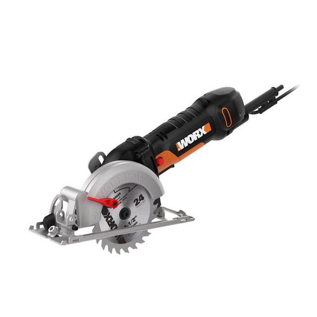 sierra circular compacta WORX WX439L de 4,5 amperios WORXSAW 4.5, vista 3/4 con cable: herramienta de mano negra con detalles naranjas y empuñadura estriada para uso con una mano, placa base metálica y protector plateado que cubre una hoja de 4.5" (24 dientes); muestra bloqueo de husillo rojo, puerto de extracción de polvo y llave hexagonal incluida; también adecuada para cortes rápidos en carpintería ligera.
