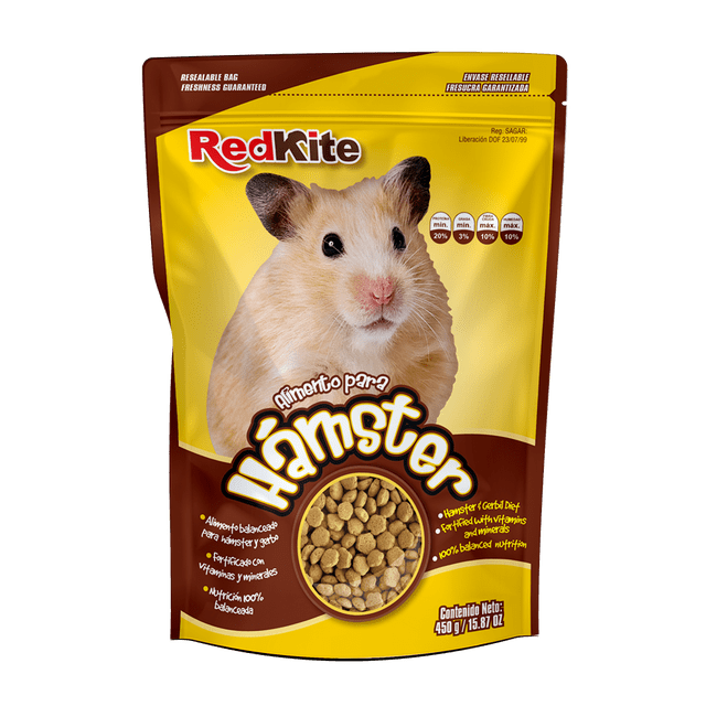 alimento para hámster 450 g redkite alimento balanceado para hámster y gerbo bolsa frontal centrada, logo RedKite en el tope, imagen de hámster crema, ventana circular que revela pellets redondeados, texto visible que indica fortificado con vitaminas y minerales y nutrición 100% completa; también a menudo usado como complemento en pequeñas mezclas de recompensa para roedores.