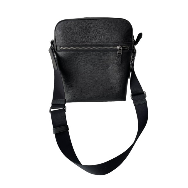 bolsa crossbody coach para hombre en cuero refinado smooth leather, vista frontal centrada con silueta rectangular compacta, cierre superior y bolsillo frontal con cremalleras visibles, logotipo Coach en relieve y correa ancha ajustable de tela con herrajes metálicos; adecuada para uso diario y viajes cortos.