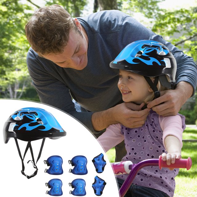 juego de cascos y protecciones para niños | equipo de protección de 7 piezas para ciclismo, skate, patinaje en línea | casco abs ajustable, rodilleras, codados, muñequeras | ligero, transpirable - Primer plano del casco infantil azul con gráficos negros, ventilaciones visibles, correa de barbilla ajustable y acolchado interior; inserto de catálogo abajo a la izquierda muestra casco separado y seis protectores azules (2 rodilleras, 2 coderas, 2 muñequeras) con cierres de velcro. Fondo desenfocado con un adulto ajustando la correa del casco a un niño en un parque, uso indicado para ciclismo, skate y patinaje. Suele usarse también como set compacto para transportar en salidas cortas.