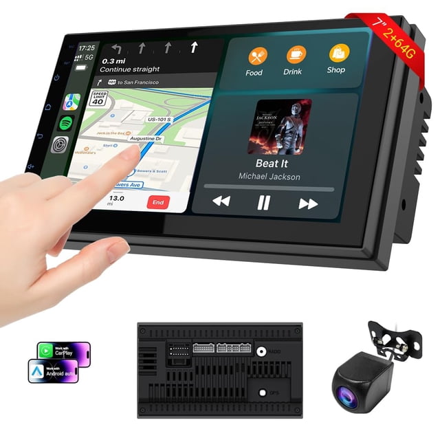 haudio car accessories estéreo de coche hd de doble din de 7 pulgadas con carplay y android auto, 2 receptores de audio 64g para coche con control por voz, cámara de respaldo, bluetooth, navegación gp — Vista frontal 3/4 de un autoradio doble din de 7" con pantalla táctil que muestra navegación y reproductor de música; mano tocando la pantalla. Silueta rectangular negra con marco negro y iconos de CarPlay y Android Auto visibles. En la parte inferior se observan la vista posterior con conectores para antena GPS y puertos, y una cámara de respaldo compacta negra con lente. A menudo se usa como unidad multimedia principal para viajes por carretera.