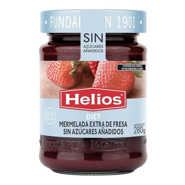 mermelada de fresa helios diet 280 g Frasco frontal centrado de mermelada Helios Diet 280 g, etiqueta azul claro con logotipo rojo Helios, leyenda "Diet" y "Sin azúcares añadidos", imagen de fresas y tapa celeste con cinta vertical marcada "SIN"; vidrio translúcido muestra la conserva roja. Apta para untar en pan tostado o rellenar postres.