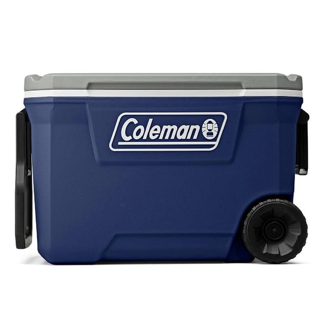 hielera con ruedas 316 cooler 62 qt coleman azul estándar coleman 2179153 Hielera frontal azul con tapa gris, vista centrada; cuerpo rectangular rígido con logotipo Coleman en el frente, ruedas robustas a la derecha y asa plegable de arrastre a la izquierda, tapa para asiento con portavasos integrados y tapón de drenaje atado.