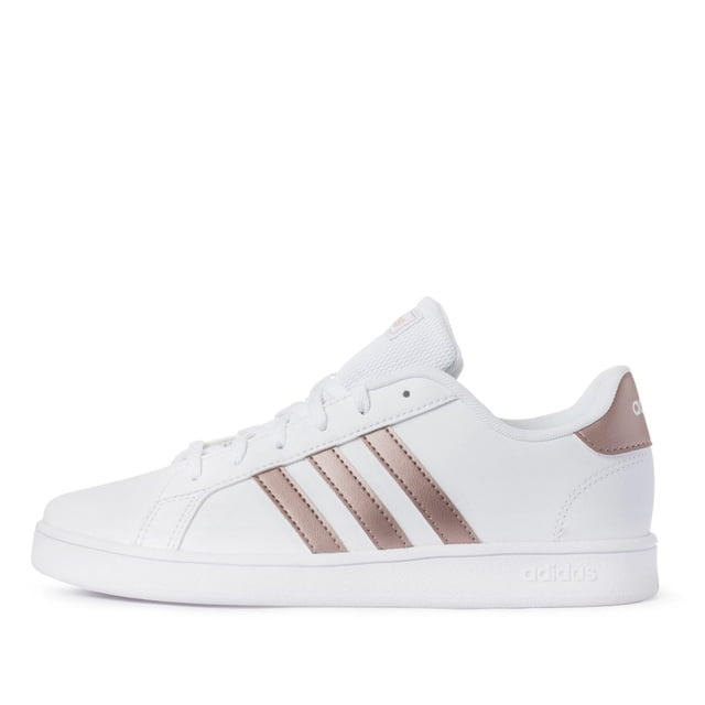 tenis adidas grand court k - ef0101 - blanco - mujer blanco 22 adidas ef0101 Tenis blancos de perfil lateral con corte de piel sintética y forro textil, tres franjas laterales color rosa viejo, cuello acolchado y cierre de cordones; entresuela y suela de caucho texturizado y logotipo texturizado en el talón. Apto para uso casual diario.