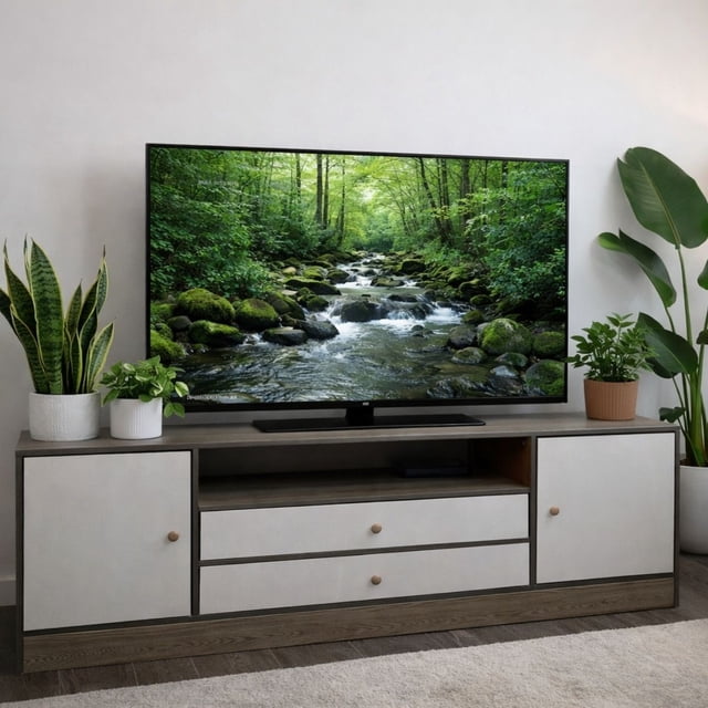 mueble de tv mesa modular rack pantalla multifuncional bicolor gris oscuro y blanco. Vista frontal centrada de 120 cm con dos gabinetes laterales con puertas, dos cajones centrales y un compartimiento abierto para soundbar o consolas; superficie con televisor y plantas, diseño moderno con gestión de cables visible en el hueco abierto.