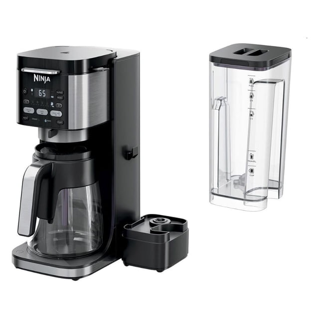 cafetera ninja cfp105 dualbrew caliente y helada, de una sola porción, compatible con k-cups y cafetera de goteo de 14 tazas, negra (renovada) Vista frontal 3/4 de la cafetera Ninja CFP105 negra con jarra de vidrio en la base y tanque de agua extraíble a la derecha; panel digital y botones para elegir tamaño y modo (Clásico, Rico, Sobre Hielo), placa calentadora, plataforma plegable para una taza y adaptador de cápsulas extraíble visible. Adecuada para preparar desde porción individual hasta jarra de 14 tazas; a menudo se usa también para preparar café fresco sobre hielo que no se diluye.