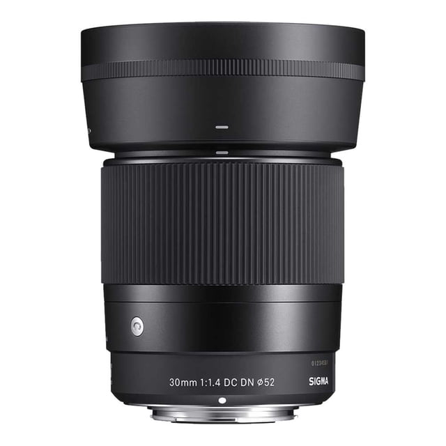 lente sigma 30mm f1.4 dc dn (c) -se negro lente prime 30 mm f/1.4 compacto para fotografía callejera, vista frontal-vertical centrada; cuerpo cilíndrico negro mate con anillo de enfoque acanalado y parasol puesto, marcada inscripción «30mm 1:1.4 DC DN Ø52» en el barril; incluye tapa LH586-01, diafragma circular de 9 hojas y construcción óptica de 9 elementos en 7 grupos.