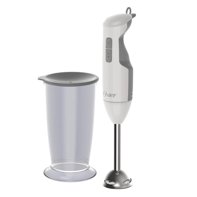 oster® batidora de inmersión blanca, con función turbo y eje de acero inoxidable vista frontal 3/4 de batidora de mano blanca con mango ergonómico y botones, eje y cuchilla de acero inoxidable visibles, vaso medidor translúcido con tapa; adecuada para licuar sopas, purés y smoothies.