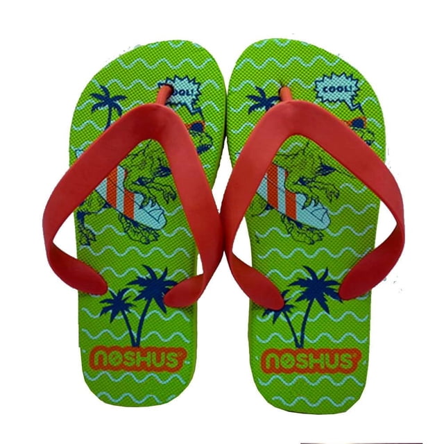 sandalia noshus talla 18 dinosaurio surfista verde par de sandalias para niño talla 18 con base verde estampada con dinosaurio surfista, olas y palmeras; cintas contrastantes rojas, suela de tracción y nombre Noshus impreso en la plantilla. Su formato ligero las hace adecuadas para uso diario y a menudo se usan como calzado de playa o piscina.