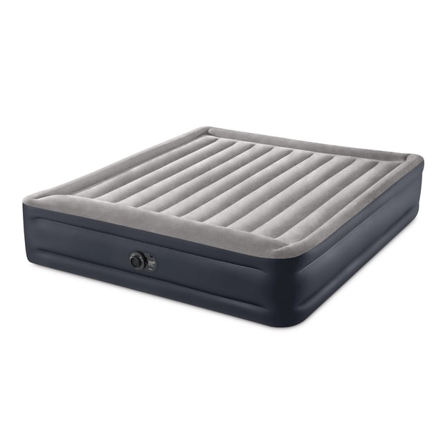colchón inflable intex 64137st dura-beam plus deluxe king size 3/4 frontal, colchón king de 16.5 pulgadas con superficie gris aterciopelada y laterales negros, almohada integrada perimetral y estrías verticales Fiber-Tech; bomba eléctrica integrada en el costado para inflado rápido y bolsa de transporte incluida. Ideal para camping, habitación de huéspedes o como cama supletoria.