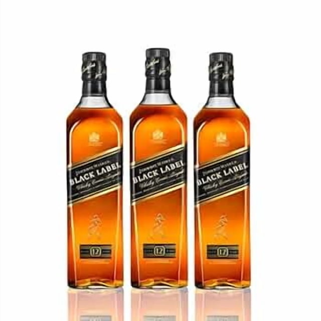 pack de 3 whisky johnnie walker black label 12 years 750ml imp, tres botellas frontales alineadas con etiqueta negra diagonal y tapón negro, líquido ámbar visible; fondo blanco. Marida con carnes ahumadas y se usa en cócteles robustos como Rob Roy.