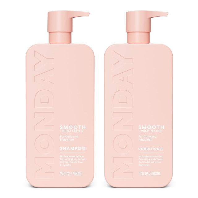 set de champú y acondicionador monday haircare smooth 800 ml (2 x 400 ml) dos botellas rosadas frontales con dispensador tipo bomba y MONDAY en relieve, vista centrada y de frente; etiquetas muestran 'SMOOTH' y 'SHAMPOO/CONDITIONER', acabado mate visible, formulado para cabello rizado y encrespado; también suele usarse en kits de viaje por su formato doble conveniente.
