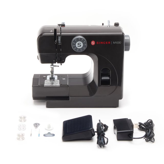 máquina de reparación singer m1000 compacta, ligera y portátil — vista frontal centrada de la máquina de coser negra SINGER M1000 con dial de 32 puntadas visible, brazo libre integrado y cubierta de bobina transparente; en primer plano pedal, adaptador de corriente, bobinas transparentes, aguja extra y prensatela sobre fondo blanco; pesa 5.5 libras, ideal para reparaciones, dobladillos y proyectos de costura para principiantes; también es adecuada para llevar en viajes o guardado en espacios pequeños.