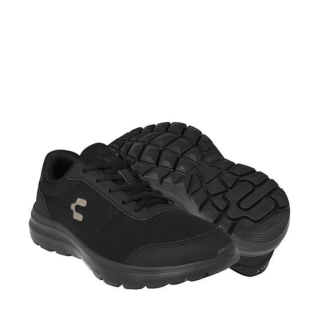 tenis charly mujer 1043270001 textil negro zapatilla deportiva Charly negro, vista 3/4 frontal y lateral, corte textil de malla con refuerzos, cordones planos y logo 'C' lateral, suela de goma estriada visible para agarre y estabilidad; ideal para caminar, entrenamiento ligero y uso urbano.