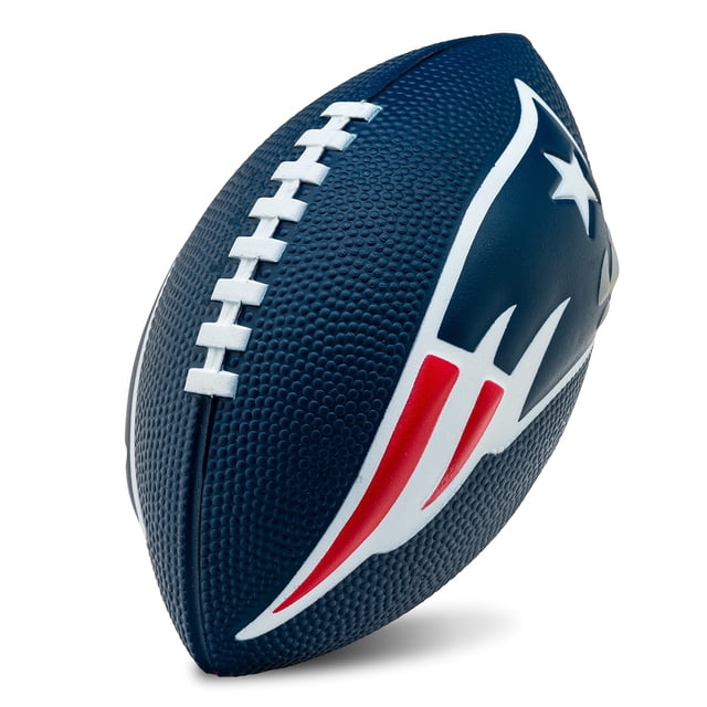 Foam Football Franklin Sports NFL New England Patriots kids — mini balón de espuma PU 8.5" para fútbol americano en azul marino con costuras blancas y logotipo 3D rojo y blanco, textura granulada visible, vista 3/4 sobre fondo blanco; adecuado para juego informal y práctica en el patio.