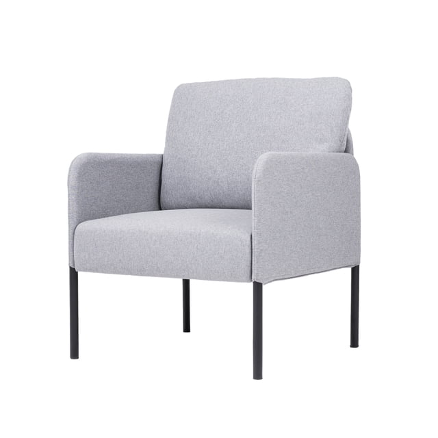 sillón mónaco individual gris claro loomber vista 3/4 frontal, tapizado gris claro con asiento amplio y respaldo y apoyabrazos acolchados, patas metálicas delgadas y altas en acabado oscuro; fondo blanco de estudio, apto para sala, dormitorio o estudio y también usado como butaca de lectura.