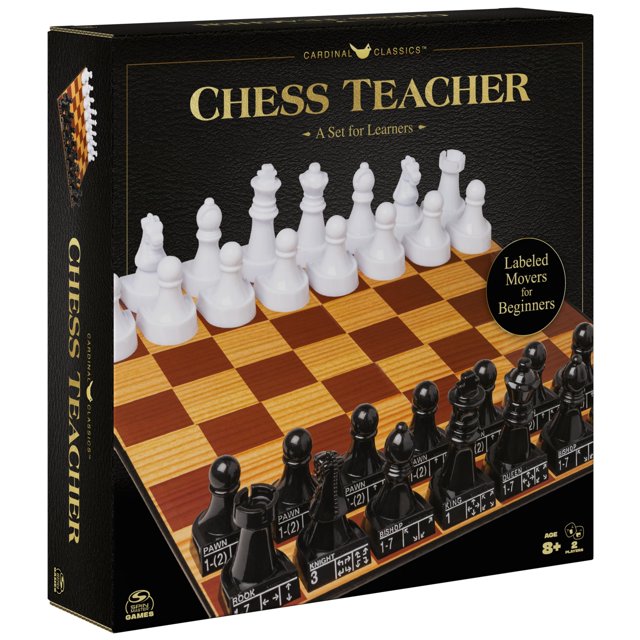 juego de mesa spin master games chess teacher para niños mayores de 8 años — Vista 3/4 de la caja mostrando tablero de cuadros madera clara y oscura con 32 piezas grandes marcadas; piezas negras en primer plano con etiquetas que indican nombre, dirección y número de espacios, piezas blancas al fondo y título 'CHESS TEACHER' en la tapa. Diseñado para enseñar movimientos a principiantes y jugar en parejas.