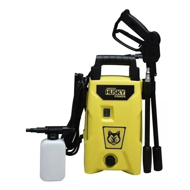 hidrolavadora eléctrica 110v 1520 psi con rociador de jabon espumadora swedish husky power 1400w hidrolavadora amarilla Husky en vista frontal con asa superior, pistola de gatillo montada a la derecha, lanza doble, manguera enrollada de 3 m a la izquierda y depósito dosificador de jabón blanco; carcasa rectangular con logotipo Husky y botón de encendido frontal, indicada para limpieza automotriz y también usada para lavar patios y equipos de jardinería.