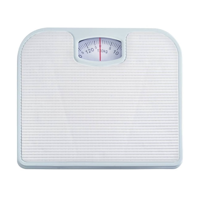 báscula mainstays mecanismo análogo plataforma amplia blanca con superficie antiderrapante y display analógico superior, vista cenital frontal con ranuras en la plataforma; diseño compacto fácil de guardar y limpiar, adecuada para control de peso diario en el hogar.