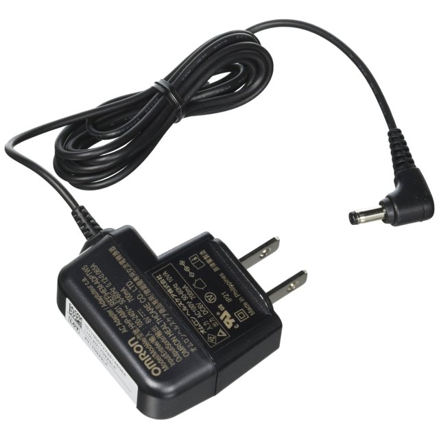 adaptador de corriente alterna omron hem-adptw5 con convertidor de la ue a ee. uu. adaptador CA negro con clavijas tipo A para EE. UU., entrada AC100-240V 50/60Hz y salida DC 6V 500mA, cable largo con conector DC cilíndrico acodado; a menudo usado para alimentar monitores portátiles de salud.