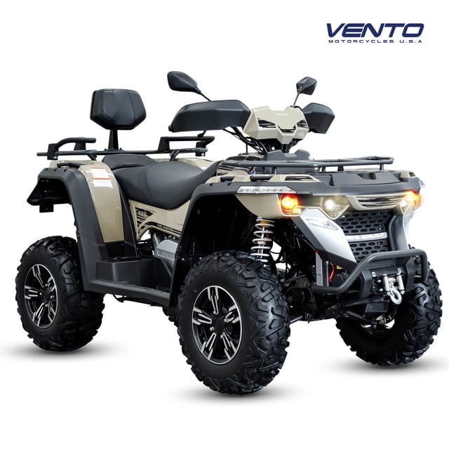 cuatrimoto vento rex 550 arena 2026 vista 3/4 frontal de la cuatrimoto Vento REX 550 en color arena. Carrocería y defensa frontal con cabestrante, faros delanteros encendidos y suspensión visible; llantas todo terreno, asiento biplaza con respaldo, manillar con protectores y panel con toma USB. Tracción 4x4 y diseño todoterreno; también adecuada para transporte ligero de carga en recorridos rurales.