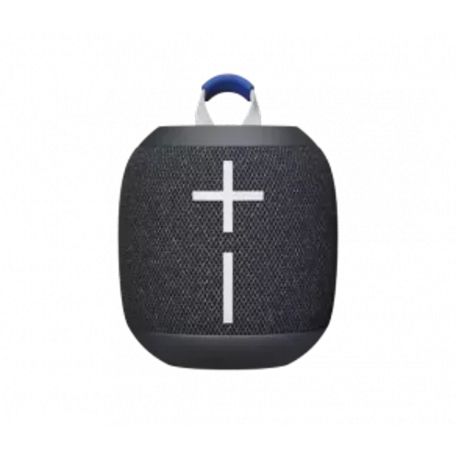 bocina bluetooth logitech ultimate ears wonderboom 4 resistente al agua ip67 hasta 14 hr de bateria negro. Vista frontal centrada de la bocina portátil cilíndrica en negro con rejilla textil, botones grandes de volumen en cruz blancos, asa textil azul en la parte superior y conector USB-C en la base; 10W RMS y conectividad Bluetooth/inalámbrica para uso exterior. También suele usarse como altavoz portátil para viaje.