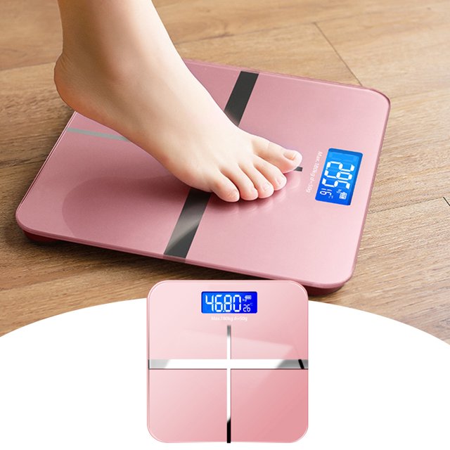 rkstn electronic scale digital bathroom scale, highly accurate body weight scale with lighted led display, round corner design Rosa en vista frontal centrada: báscula digital 26x26x3 cm con plataforma de vidrio templado y esquinas redondeadas, pantalla LED azul visible y cuatro sensores en cruz como bandas oscuras; delgada y compacta para baño o dormitorio, incluye cable USB en el paquete; también es adecuada para llevar en viajes por su tamaño compacto.
