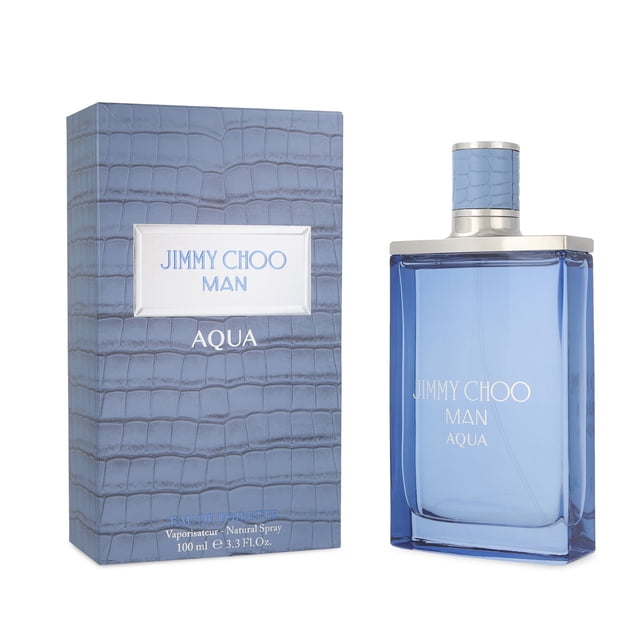 jimmy choo aqua 100ml edt spray jimmy choo jimmy choo — Frasco rectangular de vidrio azul 100 ml con tapa plateada y cuello texturizado; texto frontal 'JIMMY CHOO MAN AQUA'. Caja azul texturizada tipo piel a la izquierda con ventana blanca y texto 'AQUA'. Vista frontal sobre fondo blanco; notas destacadas: cardamomo, toronja, agua de mar, salvia y pachulí. A menudo se usa como fragancia veraniega por su carácter acuático.