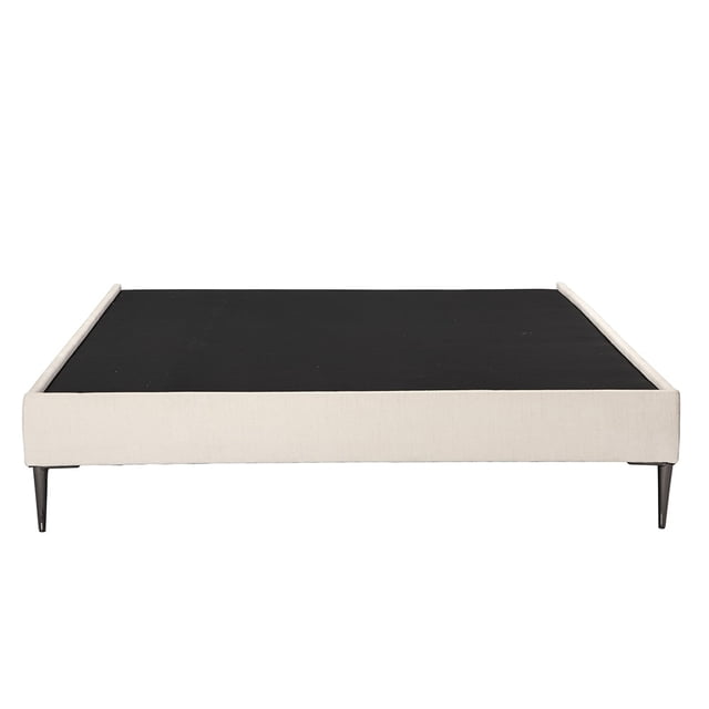 box base cama slim queen size beige DICASA vista frontal, base delgada tapizada en tela beige suave con superficie interior negra; silueta rectangular baja, estructura de madera y 4 patas metálicas cónicas negras de aprox. 10 cm, altura total aprox. 30 cm. Diseño minimalista que ahorra espacio, indicada para colchón queen.