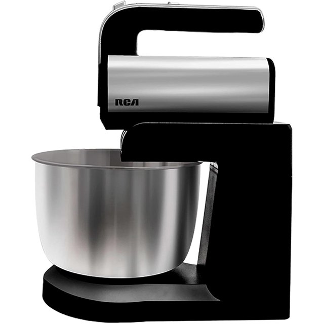 batidora de mano con pedestal rca rc-70 rca rc/70 plateada, vista frontal 3/4 con tazón de acero inoxidable de 3 L en la base; pedestal negro con brazo superior metálico y logo RCA visible, interruptor y dos botones de liberación en la parte superior; adecuada como batidora de pedestal para preparar masas y cremas, y frecuentemente usada para montar claras o batir masas pequeñas.